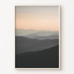 Neblige Landschaft Wandbild, Skandinavischer Druck, Nordische Wandkunst, Nebliger Berg Poster, Natur Fotografie Druck, minimalistische Kunst