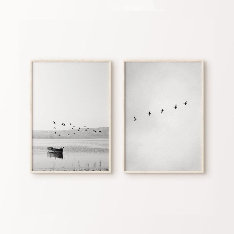 Druckbares Set aus 2 schwarzweißen Seebildern, Vogelschwarm Druck, Küstenlandschaft, Vogelschwarm Fotografie Bild 1