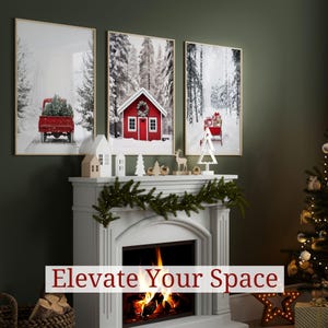 Pu&ograve; includere: Tre stampe incorniciate di paesaggi invernali con un camion rosso, una baita rossa e una slitta. Un camino bianco &egrave; decorato con decorazioni festive, tra cui una ghirlanda, casette in miniatura e un albero di Natale. Il testo "Elevate Your Space" &egrave; in basso.