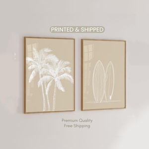Arte murale costiera, set di 2 stampe tropicali spedite, schizzo di palma, poster di tavola da surf, arredamento neutro di cottage sulla spiaggia, arte minimalista sulla spiaggia