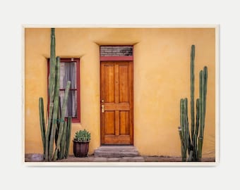 Fotografia stampabile di una casa nel deserto, stampa digitale del sud-ovest, arte murale con cactus, grande arte murale con facciata gialla di un edificio