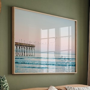 Fotografía imprimible de la costa, arte mural grande de olas del océano, impresión de playa tranquila al atardecer, póster de cielo pastel, arte mural de muelle, arte mural de pájaros