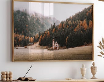 山の森の風景デジタルプリント、小さな山の教会のポスター、霧のかかっ
