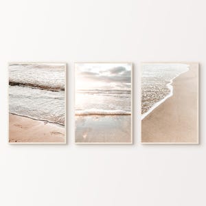 Arte de pared costero, juego de 3 impresiones de playa bohemia, arte de pared imprimible de olas del océano, fotografía de playa tranquila y silenciosa, póster de paisaje marino en colores pastel