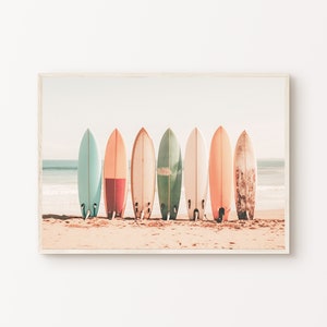 Fotografia di spiaggia pastello stampabile, grande arte murale costiera orizzontale, stampa retrò di tavole da surf, poster tropicale, download digitale