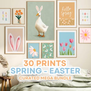 Peut inclure: Ensemble d'impressions d'art encadrées sur le thème du printemps et de Pâques. Les impressions présentent des images de fleurs, d'œufs de Pâques, d'une oie portant des oreilles de lapin et le texte "hello spring". Le texte "30 PRINTS SPRING - EASTER CURATED MEGA BUNDLE" est également visible.