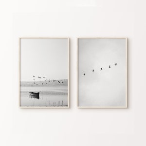 Conjunto imprimible de 2 fotografías de lago en blanco y negro, impresión de bandada de pájaros, conjunto costero de 2 impresiones, póster de barco, arte de pared de paisaje tranquilo