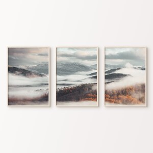 Herbst Bergwald druckbares Set von 3 Drucken, Nebeliger Berg Poster, Nebelwald 3 Stück Wandkunst, nordische Natur Split Fotografie