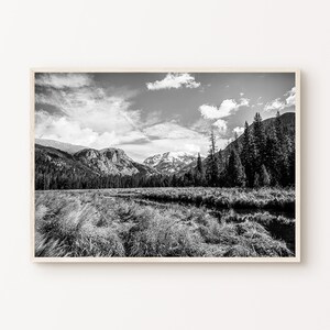 Druckbare Berglandschaftsfotografie, Schwarz-Weiß-Wald-Poster, große Bergwandkunst, horizontale Naturfotografie, Walddruck