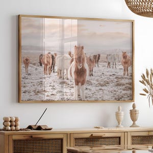 Impresión de paisaje con fotografía de caballos salvajes, arte de pared de caballos salvajes, arte de pared de granja rústica, póster de caballos imprimible, arte de pared grande occidental