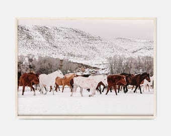 Impresión de paisaje nevado con fotografía de caballos, arte mural de caballos salvajes, arte mural rústico de granja, póster imprimible de caballos, arte mural grande del oeste