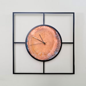 Wanduhr Quadrat Form. Moderne Kupfer Wanduhr.  Metallwanduhr geometrisch. Uhr aus Kupfer und schwarzem Stahl