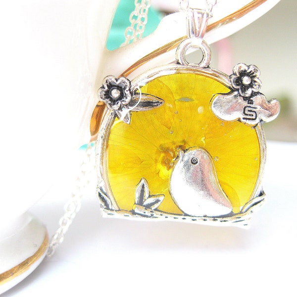 Real yellow primrose and bird necklace - Resin jewellery - pressed flower jewellery - primrose necklace - gifts for her