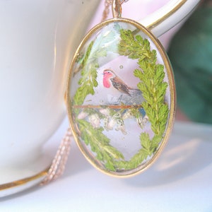 Real white Scottish Heather necklace with a wee robin - Natural jewellery - Nature - Pressed flower - Gifts for her - Scottish gift