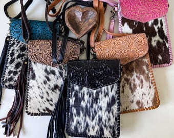 Bolso bandolera CALLIE PHONE CROSSBODY de piel de vacuno repujada de estilo western, mini bolso bandolera para teléfono móvil/smartphone, bolso con flecos, llamativo