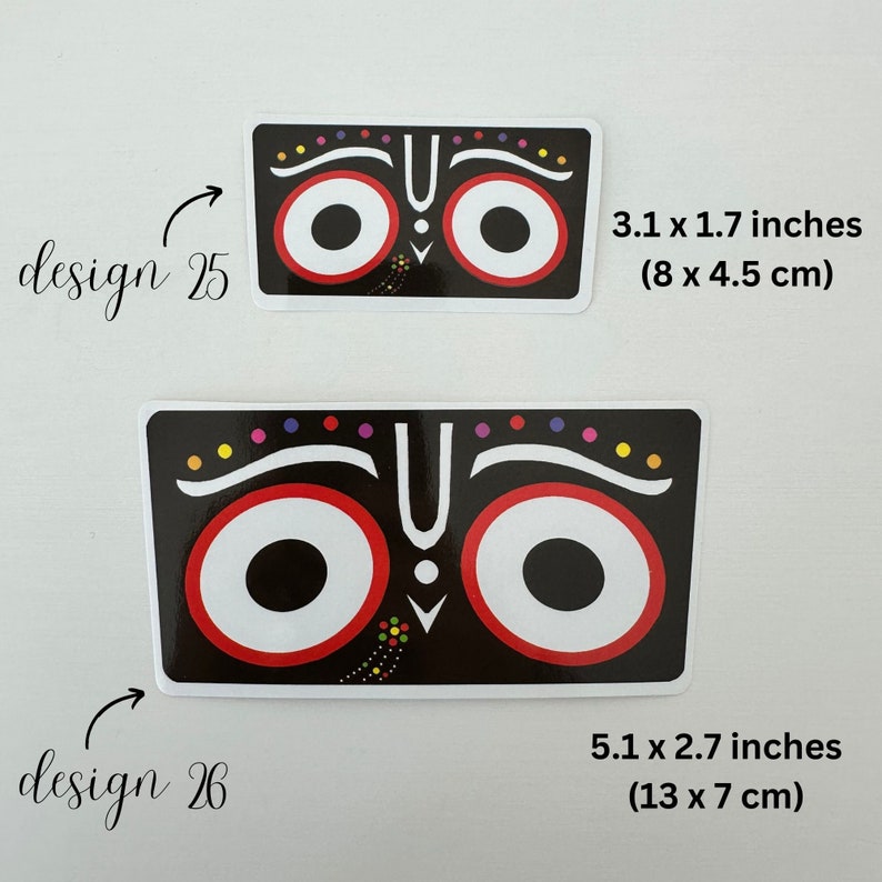 Op de afbeelding: Twee rechthoekige stickers met een zwarte achtergrond en een gestileerd oogontwerp. De kleinere sticker is 8 x 4,5 cm, en de grotere is 13 x 7 cm. Het ontwerp bevat rode, witte en kleurrijke accenten. De tekst "design 25" en "design 26" is ook aanwezig.