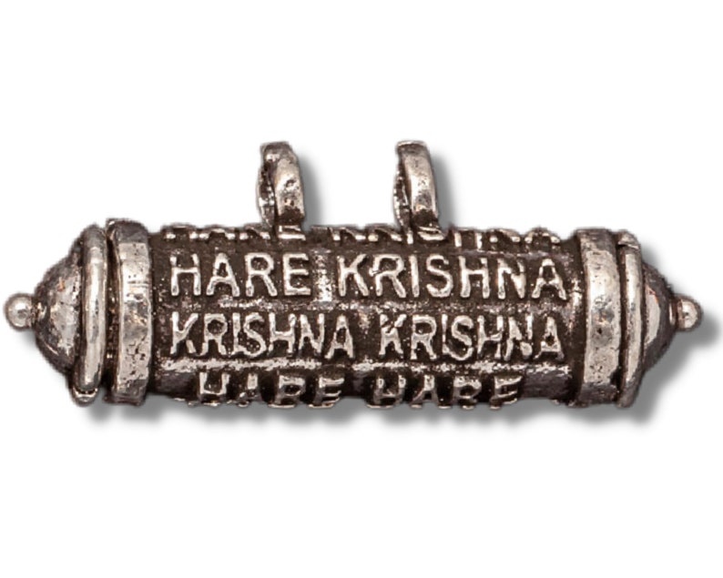 Pode incluir: Encanto de prata em forma de rolo enrolado com as palavras "Hare Krishna Krishna Krishna Hare" gravadas nele.