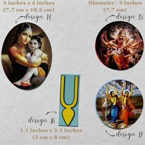 Op de afbeelding: Een verzameling stickers met een religieus thema en een gevormde magneet. De stickers bevatten ovale en cirkelvormige ontwerpen met goden en religieuze figuren. De magneet is een lichtblauwe vorm met een geel ontwerp. Afmetingen zijn inbegrepen.