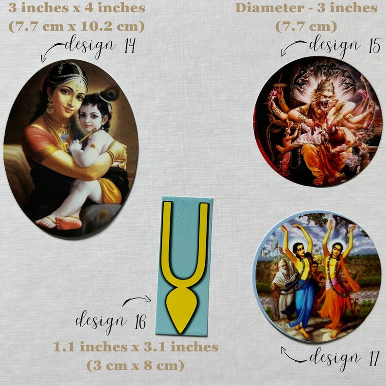 Op de afbeelding: Een verzameling stickers met een religieus thema en een gevormde magneet. De stickers bevatten ovale en cirkelvormige ontwerpen met goden en religieuze figuren. De magneet is een lichtblauwe vorm met een geel ontwerp. Afmetingen zijn inbegrepen.