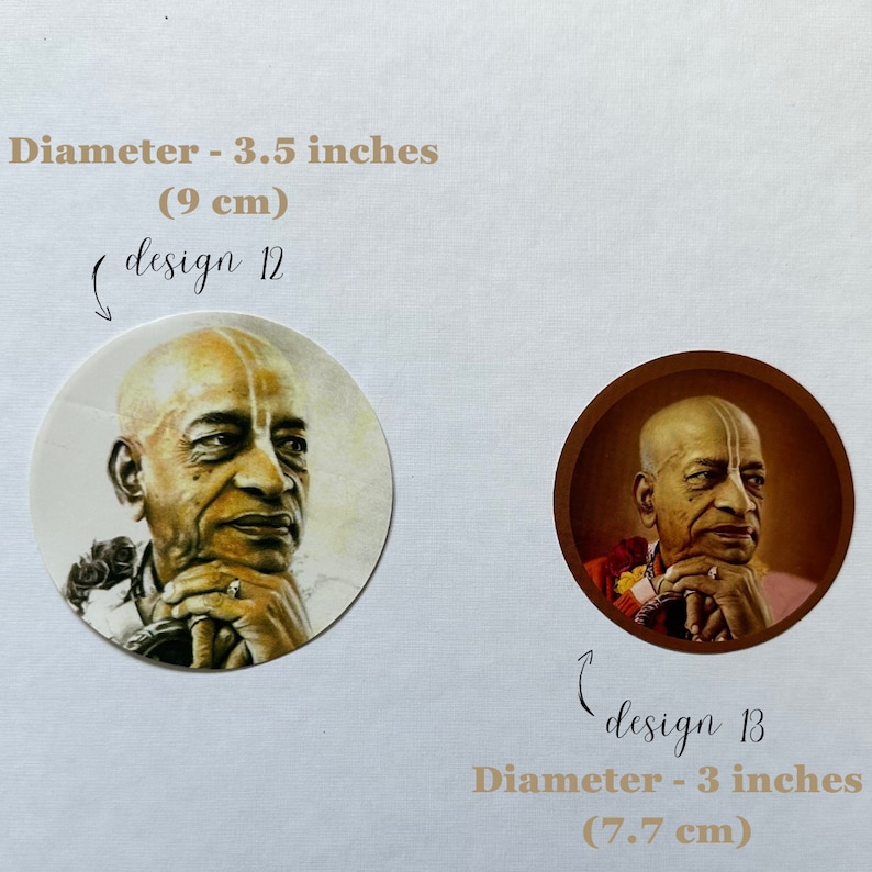 Op de afbeelding: Twee ronde stickers met een portret van een man met een geschoren hoofd en een witte streep op zijn voorhoofd. E&eacute;n sticker is 9 cm in diameter, met de aanduiding "design 12". De andere is 7,7 cm in diameter, met de aanduiding "design 13".