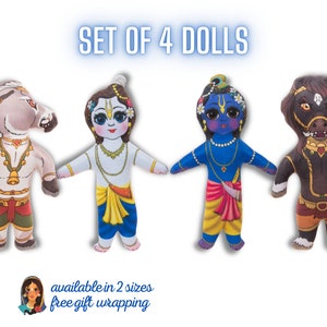Può includere: Set di quattro bambole di stoffa con dettagli ricamati. Le bambole raffigurano vari personaggi con colori vivaci, tra cui blu, giallo e marrone. Il testo "SET OF 4 DOLLS" è visualizzato in alto. L'immagine include anche il testo "available in 2 sizes free gift wrapping".