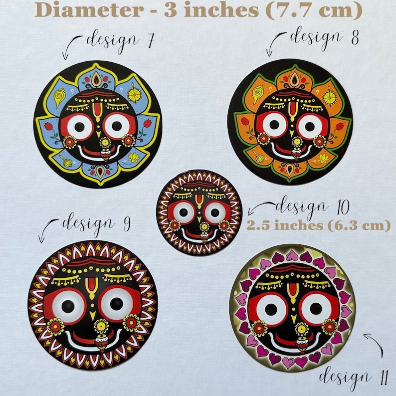 Op de afbeelding: Een verzameling van vijf cirkelvormige decoratieve ontwerpen met een centraal gezicht met grote ogen en een lachende mond. De ontwerpen zijn in verschillende kleuren, waaronder zwart, rood, geel, oranje en roze. De grootste ontwerpen hebben een diameter van 7,7 cm, de kleinste 6,3 cm.