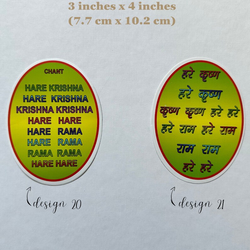 Op de afbeelding: Twee ovale stickers, elk 7,7 cm x 10,2 cm, met een groen-gele gradi&euml;nt achtergrond. E&eacute;n sticker heeft Engelse tekst, de andere Hindi-tekst. Beide stickers bevatten de tekst "Hare Krishna" en "Hare Rama".
