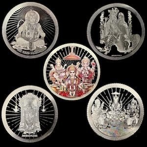 Könnte beinhalten: Satz von fünf silberplattierten runden Münzen mit hinduistischen Gottheiten. Jede Münze zeigt eine andere Gottheit, darunter Lord Hanuman, Lord Shiva, Lord Vishnu und Göttin Lakshmi. Die Münzen sind 24 Karat vergoldet und haben aufwendige Designs.