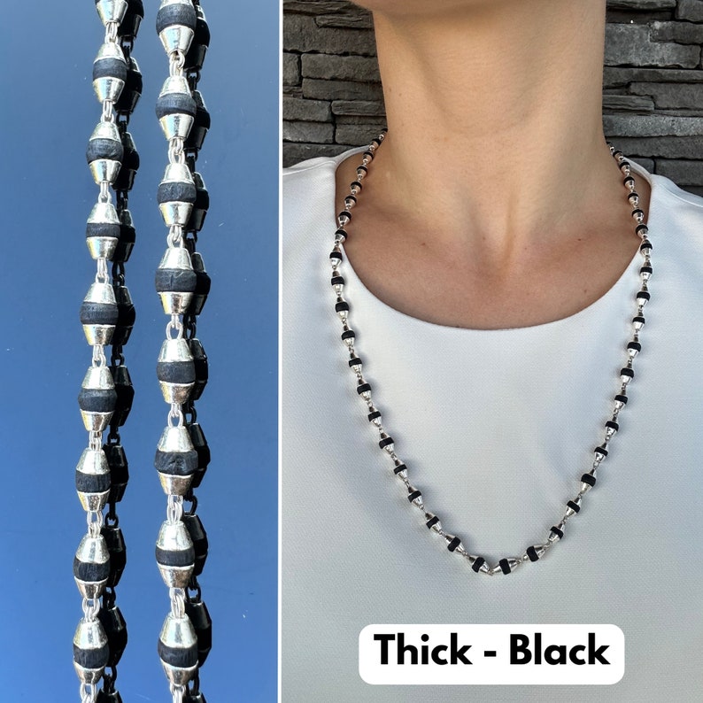 Puede incluir: Un collar de cadena de plata con cuentas negras. El collar es grueso y tiene un dise&ntilde;o simple. El texto "Thick - Black" es visible en la parte inferior de la imagen.