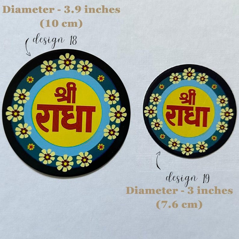 Op de afbeelding: Twee ronde stickers met de tekst "श्री राधा" in geel en rood. De grotere sticker, met een diameter van 10 cm, heeft een blauwe en gele achtergrond met bloemaccenten. De kleinere sticker, met een diameter van 7,6 cm, heeft een vergelijkbaar ontwerp.
