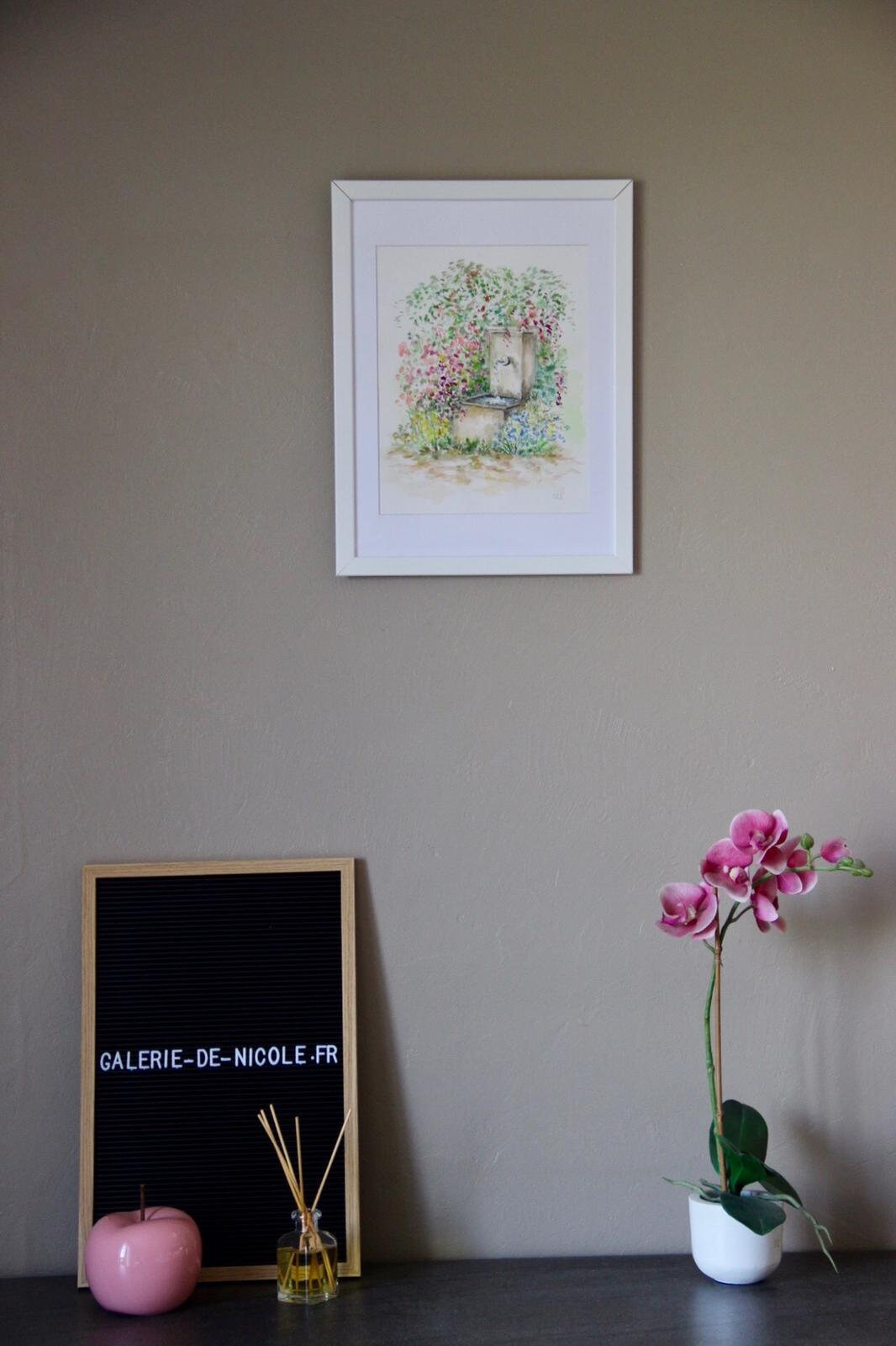 Fontaine et Eau Fraiche Entourée de Fleurs. Douceur L'été.