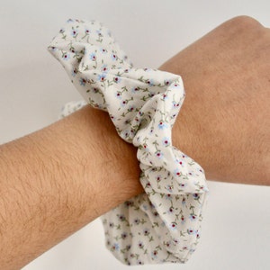 Grandi scrunchies floreali / Scrunchie per capelli / Regali per lei / Accessori per capelli / Scrunchie in cotone / Scrunchie fatto a mano / Regalo di Pasqua / Fiori primaverili