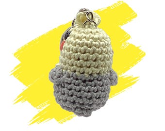 ミニかぎ針編みのオカメインコ - 2 インチのグレーと黄色の鳥の