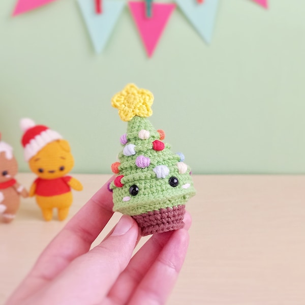 Patron au crochet pour sapin de Noël | Mini motif arbre Amigurumi | Sapin de Noël festif au crochet | Tutoriel déco des Fêtes avec une petite plante | Fichier PDF