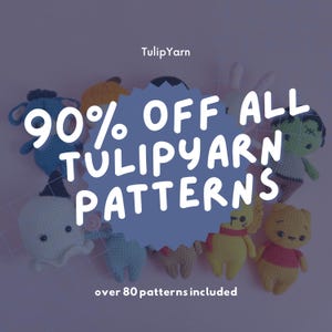 Könnte beinhalten: Werbung für TulipYarn-Muster mit einer Sammlung von gehäkelten Charakterpuppen. Das Bild enthält den Text "90% RABATT AUF ALLE TULIPYARN-MUSTER" und "über 80 Muster enthalten". Die Puppen sind in verschiedenen Farben und Designs gehalten.
