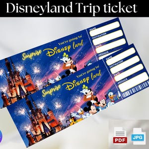 Puede incluir: Un boleto de viaje a Disneyland imprimible con un fondo azul que presenta una imagen de dibujos animados del castillo de Cenicienta, fuegos artificiales y personajes de Mickey Mouse. El texto "You're going to Surprise Disney land" está impreso en el boleto.