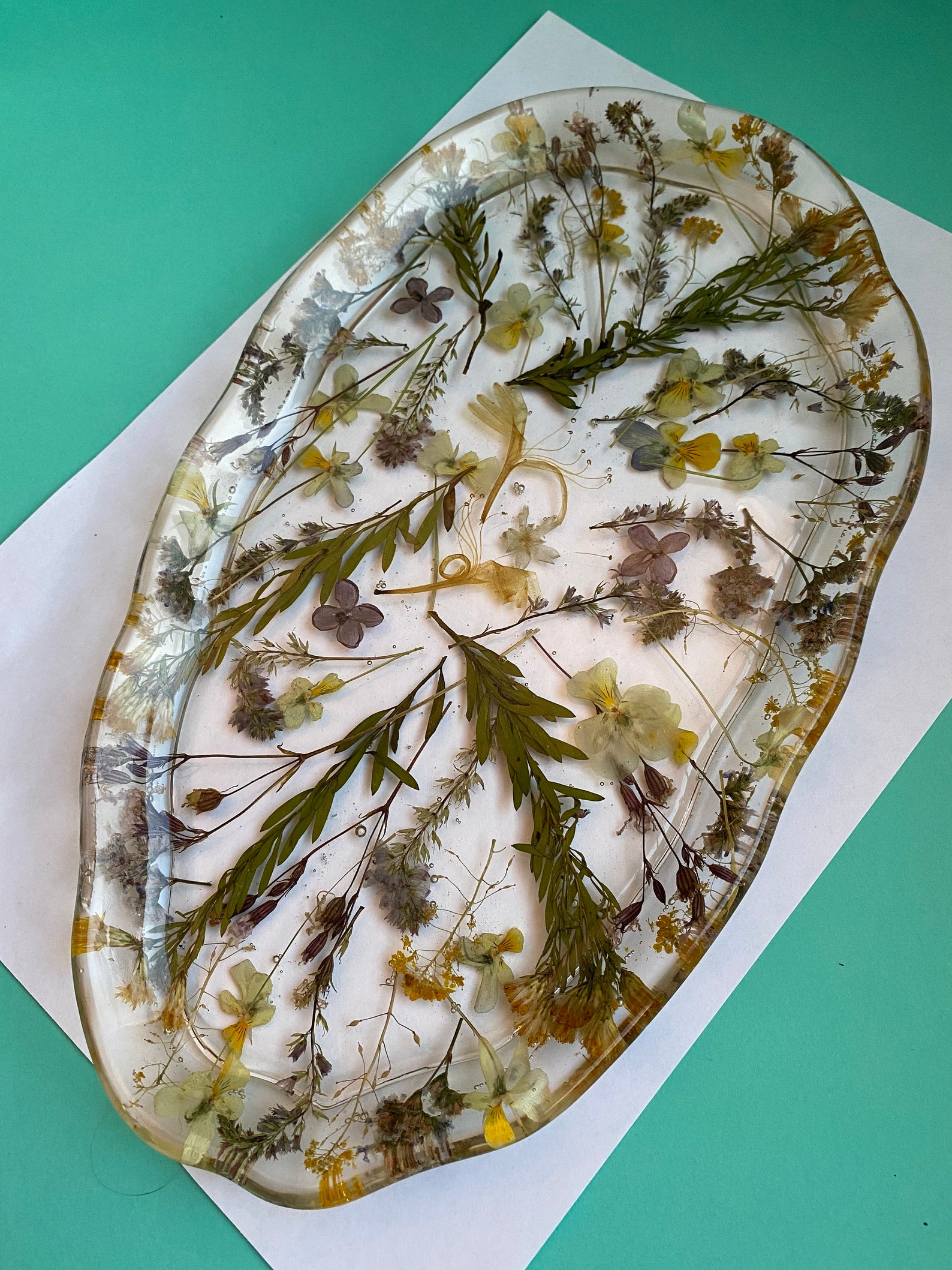 Custom handmade tray with flowers. Epoxy resin. Etsy