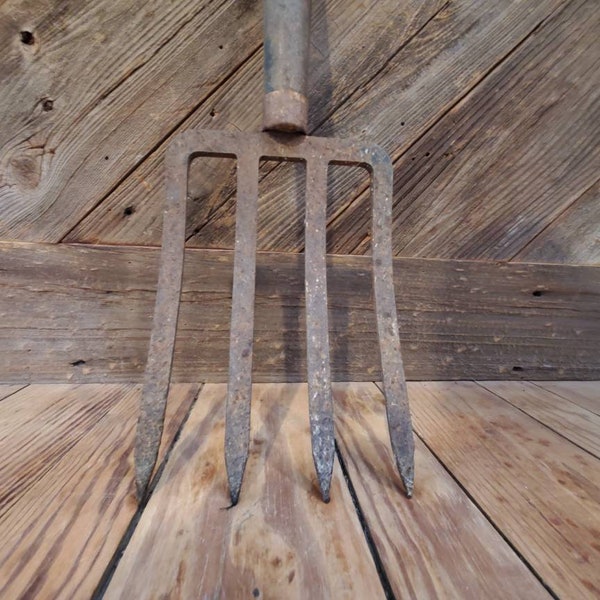 Antique Pitch Fork - Potato Shovel - Farmhouse Rustic, Barnyard Americana