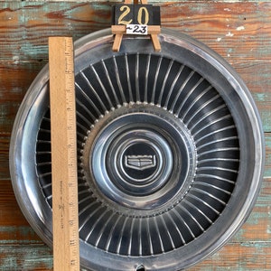 20-23  -  Vintage Single Ford/Mercury Hubcap