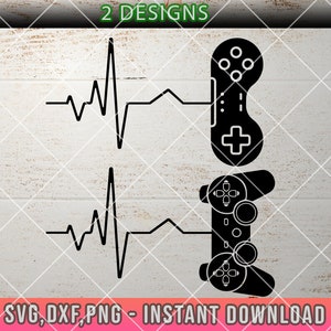 Puede incluir: Dos diseños en blanco y negro de un mando de videojuegos con una línea de latido del corazón. El texto "2 DESIGNS" y "SVG, DXF, PNG - DESCARGA INSTANTÁNEA" está en la parte superior e inferior de la imagen.