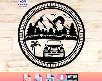Può includere: Silhouette in bianco e nero di una Jeep che guida attraverso un paesaggio montano con alberi e un sole sullo sfondo. L'immagine è all'interno di una cornice circolare con un bordo decorativo.