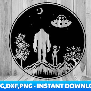 Puede incluir: Diseño en silueta en blanco y negro de un Bigfoot, un pequeño extraterrestre y un platillo volante con dos extraterrestres en su interior. El diseño está sobre un fondo negro con una luna creciente y estrellas.