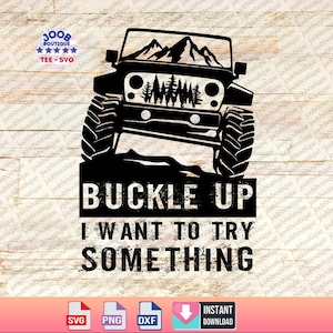 Könnte beinhalten: Schwarzweißes Grafikdesign eines Jeeps, der über eine Bergkette mit Bäumen fährt. Der Text "Buckle Up I Want To Try Something" befindet sich unter dem Jeep.