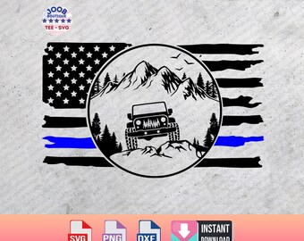 Könnte beinhalten: Schwarze und weiße Silhouette eines Jeeps, der durch eine Berglandschaft fährt, mit einer dünnen blauen Linie der amerikanischen Flagge im Hintergrund. Das Bild ist ein digitaler Download für Bastelprojekte.