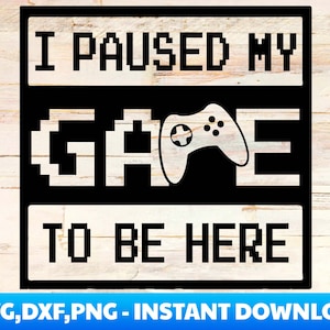 Può includere: Progettazione di arte digitale in bianco e nero con testo pixelato che recita "Ho messo in pausa il mio gioco per essere qui". Il design include anche un controller di videogiochi pixelato.