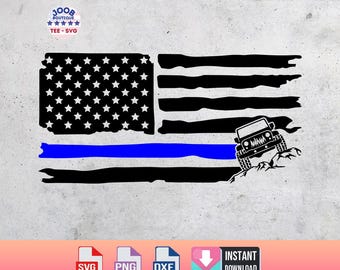 Könnte beinhalten: Eine abgenutzte amerikanische Flagge mit einem dünnen blauen Streifen und einer schwarzen Silhouette eines Jeeps, der einen Hügel hinauf fährt. Der Jeep hat den Schriftzug "Mama" auf der Rückseite.