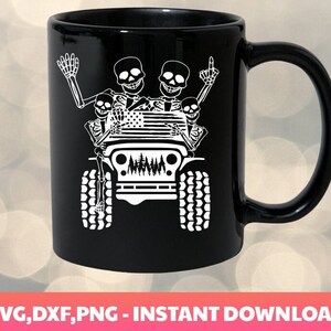 Może przedstawiać: Czarny kubek do kawy z białym wzorem czterech szkieletów jadących jeepem z amerykańską flagą. Jeep ma scenę lasu na grillu.