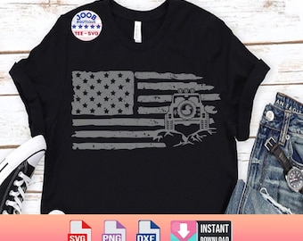 Könnte beinhalten: Ein schwarzes T-Shirt mit einem abgenutzten amerikanischen Flaggen-Design, das eine graue Jeep-Silhouette zeigt. Der Text "JOOB BOUTIQUE" und "TEE-SVG" ist auf dem Shirt gedruckt.