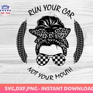 口ではなく車を走らせろ SVG、メッシー バン SVG、レーシング svg、レーシング ライフ svg、チェッカーフラッグ、ママ ライフ オフロード svgアウトドア ガール png、スマイル、クリカット
