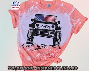 Könnte beinhalten: Ein pfirsichfarbenes T-Shirt mit einem weißen Bleichmittel-Design eines schwarzen Jeeps mit einer amerikanischen Flagge auf der Motorhaube und Bergen im Hintergrund. Der Text "SVG,DXF,PNG - SOFORTIGER DOWNLOAD" befindet sich am unteren Rand des Bildes.